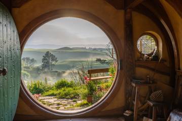 Hobbiton Movie Set & Rotorua Te Puia Geothermal Tour